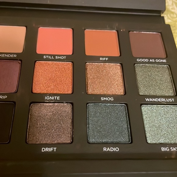 🆕Urban decay born to run palette-discontinued - Picture 2 of 4